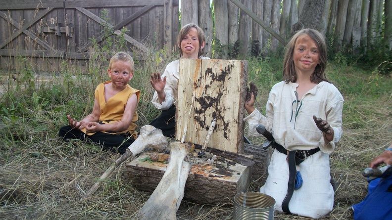 Nachwuchs-Orkmaden bauen den Altar.jpg